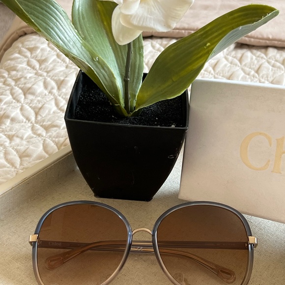 Chloe - Picture 2 of 7